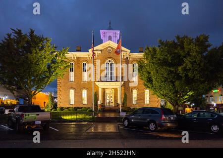 Pocahontas, Arkansas, États-Unis - 1er octobre 2021 : le palais de justice historique du comté de Randolph au crépuscule Banque D'Images