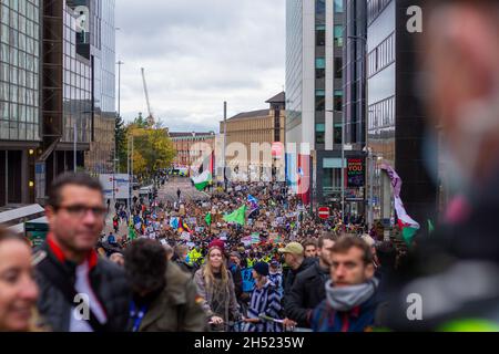 Glasgow, Royaume-Uni.05ème novembre 2021.La foule de marcheurs qui atteignent la rue Saint-Vincent.Le 6 e jour de la Conférence des Nations Unies sur les changements climatiques (26e Conférence des Parties (COP26)), les vendredis pour l'Écosse future et d'autres groupes d'activistes sur les changements climatiques défilant dans les rues du centre-ville de Glasgow, pour organiser un rassemblement sur la place George.Crédit : SOPA Images Limited/Alamy Live News Banque D'Images