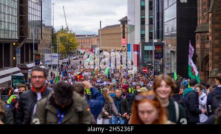 Glasgow, Royaume-Uni.05ème novembre 2021.La foule de marcheurs qui atteignent la rue Saint-Vincent.Le 6 e jour de la Conférence des Nations Unies sur les changements climatiques (26e Conférence des Parties (COP26)), les vendredis pour l'Écosse future et d'autres groupes d'activistes sur les changements climatiques défilant dans les rues du centre-ville de Glasgow, pour organiser un rassemblement sur la place George.Crédit : SOPA Images Limited/Alamy Live News Banque D'Images