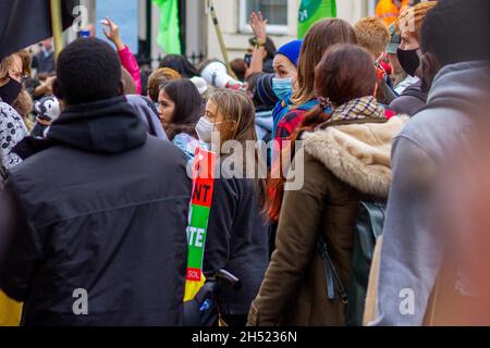 Glasgow, Royaume-Uni.05ème novembre 2021.Une foule de manifestants vus lors de la marche sur le changement climatique.Le 6 e jour de la Conférence des Nations Unies sur les changements climatiques (26e Conférence des Parties (COP26)), les vendredis pour l'Écosse future et d'autres groupes d'activistes sur les changements climatiques défilant dans les rues du centre-ville de Glasgow, pour organiser un rassemblement sur la place George.Crédit : SOPA Images Limited/Alamy Live News Banque D'Images