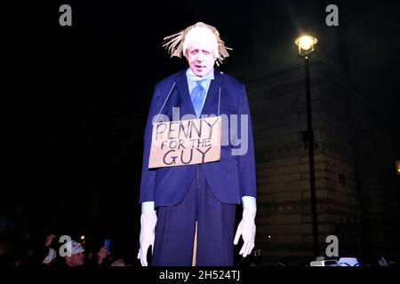 Londres, Royaume-Uni, 5 novembre 2021.Un effigie de Boris Johnson a été porté à Downing Street pendant la marche du million Mask où de nombreux feux d'artifice et des torches de fumée ont également été mis en marche.Les chiffres ont été stimulés pour la manifestation anti-establishment par les manifestants anti-vaccins qui se sont joints cette année.Crédit : onzième heure Photographie/Alamy Live News Banque D'Images