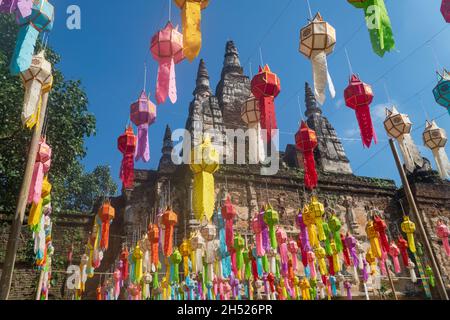 Yee Peng Festival (Yi Peng) Chiang Mai. Lanternes en papier décorées dans le temple de Jed-Yod. Banque D'Images