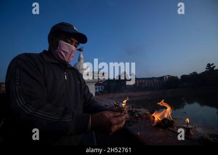 Katmandou, ne, Népal.6 novembre 2021.Les dévotés éclaient sur les lampes alimentées au pétrole lors de l'ocasion de Bhai Tika dans le célèbre étang Rani Pokhari à Katmandou, au Népal, le 6 novembre 2021.Homme qui n'a pas de sœurs throng Rani Pokhari à mettre sur le tika le jour de Bhai Tika, dédié aux frères et sœurs.(Credit image: © Aryan Dhimal/ZUMA Press Wire) Credit: ZUMA Press, Inc./Alamy Live News Banque D'Images