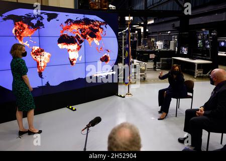 Greenbelt, États-Unis.05ème novembre 2021.Le vice-président américain Kamala Harris soulève une question lors d'une présentation lors d'une visite du Centre de vol spatial Goddard de la National Aeronautics and Space Administration (NASA) à Greenbelt, Maryland, le vendredi 5 novembre 2021.Harris a annoncé que la réunion inaugurale du Conseil spatial national de l'administration Biden se tiendra le 1er décembre.Photo par Ting Shen/UPI crédit: UPI/Alay Live News Banque D'Images