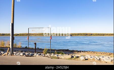 Caruthersville, Missouri, Etats-Unis - 18 octobre 2021 : panneau vous accueillant dans la ville sur les rives du Mississippi Banque D'Images