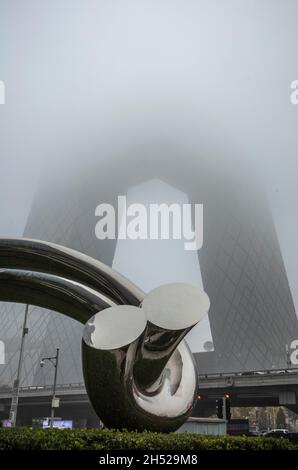 Pékin, Chine.06e novembre 2021.Chine Central Television CCTV bâtiment du siège dans la brume matinale pendant la journée polluée à Beijing, Chine le 06/11/2021 par Wiktor Dabkowski crédit: dpa/Alay Live News Banque D'Images