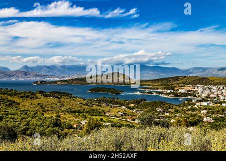 Magnifique paysage de Saranda, Albanie.Vue sur la ville et la plage de Ksamil, les petites îles de la mer Ionienne bleue et les montagnes albanaises à l'horizon.Somme ensoleillée Banque D'Images