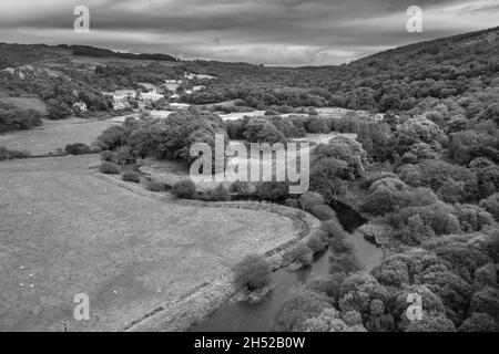 Noir et blanc image de paysage de drone aérienne Epic en direction de Crimpiau vue d'en haut de Llynau Mymber pendant le coucher du soleil d'automne Banque D'Images