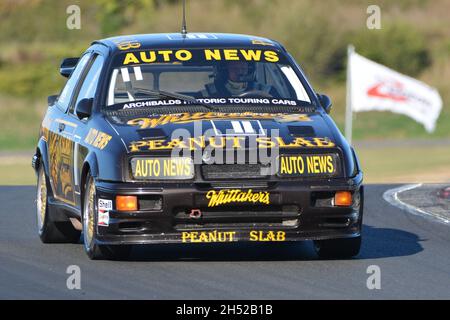 L'EX-Whittakers Peanut Slab Ford Sierra Cosworth à Hampton Downs le 20 mars 2021, conduit par Andy Greenslade. Banque D'Images