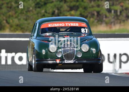 Jaguar #87 Mk 1, 3.4, maintenant équipé d'un moteur de 4.2 litres à Hampton Downs le 20 mars 2021, conduit par Jack Packer. Banque D'Images