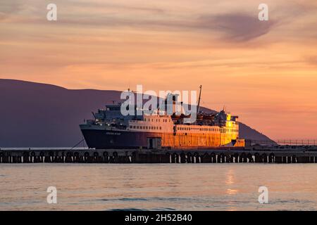 Vlore, Albanie - 21 mai 2021 : navire Ionian Star qui opère sur la route Vlore Albanie - Brindizi Italie sur fond de coucher de soleil à Vlore Banque D'Images