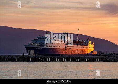 Vlore, Albanie - 21 mai 2021 : navire Ionian Star qui opère sur la route Vlore Albanie - Brindizi Italie sur fond de coucher de soleil à Vlore Banque D'Images