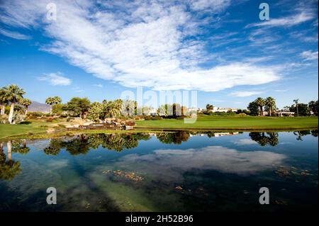 Ambiance tranquille en plein air avec une eau de lac douce en verre à Indian Wells, Californie Banque D'Images