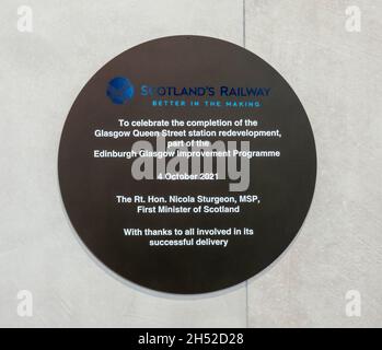 Plaque à la gare Queen Street de Glasgow, en Écosse, au Royaume-Uni pour célébrer l'achèvement du programme de réaménagement de la gare Queen Street de Glasgow 4 oct. 2021 Banque D'Images