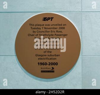 Plaque à la gare Queen Street de Glasgow, en Écosse, au Royaume-Uni, pour commémorer les 40 ans de soumission de Glasgow electrification1960-2000 Banque D'Images