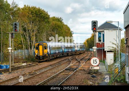 ScotRail Class 156 arrive à la gare de Barrhead à Barrhead depuis la gare centrale de Glasgow, en Écosse, au Royaume-Uni Banque D'Images