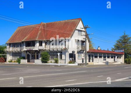 Le Tolaga Bay Inn, un hôtel en bois historique situé dans la petite ville de vacances de Tolaga Bay, en Nouvelle-Zélande Banque D'Images