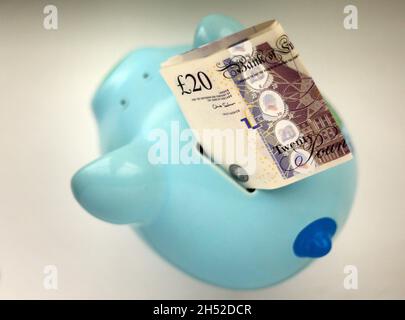 Photo du dossier datée du 06/01/15 de l'argent dans une banque de piggy.Trois personnes sur 10 (30 %) n'ont pas assez d'économies pour couvrir trois mois de dépenses essentielles en cas d'urgence, selon une enquête par laquelle ? Banque D'Images