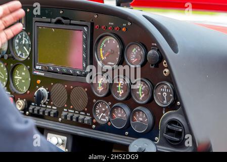 Un gros plan du panneau interne du tableau de bord d'un petit avion Banque D'Images