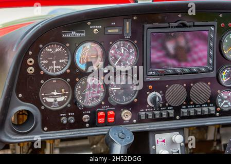 Un gros plan du panneau interne du tableau de bord d'un petit avion Banque D'Images