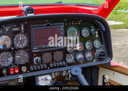 Un gros plan du panneau interne du tableau de bord d'un petit avion Banque D'Images