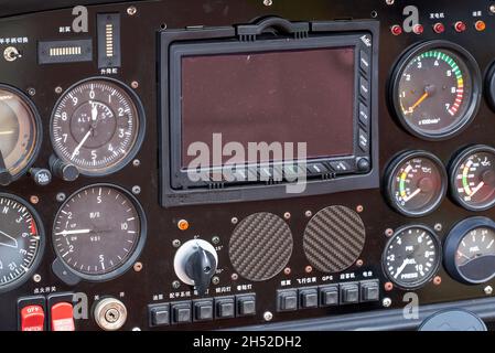 Un gros plan du panneau interne du tableau de bord d'un petit avion Banque D'Images