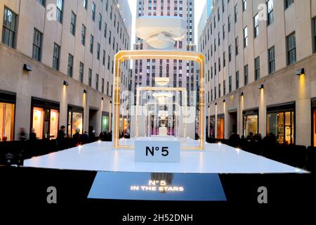 New York, États-Unis.05ème novembre 2021.Chanel célèbre le 5 novembre 2021 le 100e anniversaire de la fragrance numero 5 au Rockefeller Center de New York.Photo de Charles Guerin/ABACAPRESS.COM crédit: Abaca Press/Alay Live News Banque D'Images