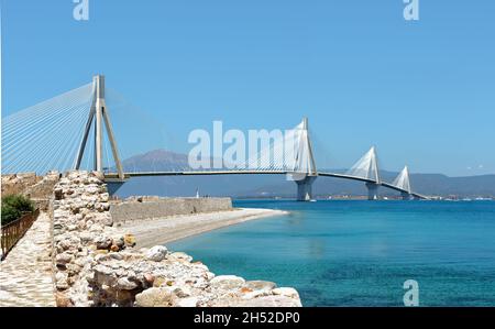 Le pont Rio–Antirrio, officiellement le pont Charilaos Trikoupis, le plus long des ponts multitravées et le plus long du type entièrement suspendu, G Banque D'Images