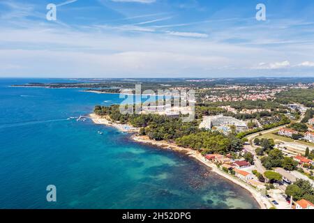 Une vue aérienne incroyable sur la côte et les plages de Porec, Istrie, Croatie Banque D'Images