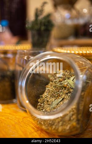 tisane dans un pot en gros plan. Banque D'Images