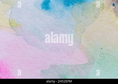 Macro gros plan d'un dégradé abstrait multicolore mais d'aquarelle pâle qui remplit l'arrière-plan de taches d'aquarelle.Arrière-plan du livre blanc. Banque D'Images