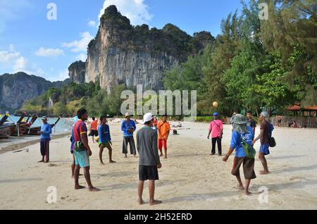 Les guides thaïlandais qui naviguent en bois bateau à longue queue envoient recevoir les voyageurs et arrêter la croisière se reposer pour jouer au kick-volley takRAW sur la plage de sable à Ao Nan Banque D'Images