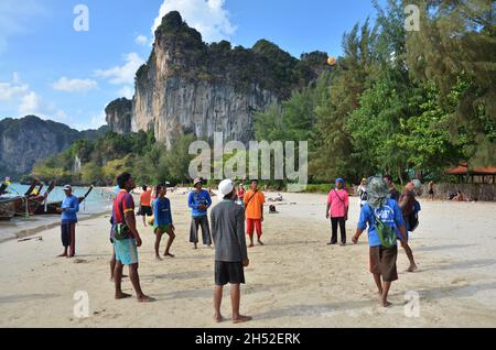 Les guides thaïlandais qui naviguent en bois bateau à longue queue envoient recevoir les voyageurs et arrêter la croisière se reposer pour jouer au kick-volley takRAW sur la plage de sable à Ao Nan Banque D'Images