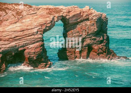 Paysage de mer par une journée ensoleillée.Croque-les dans le rocher.Côte de mer des Rocheuses sur la plage Playa de Las Catedrales à Ribadeo.Galice, Espagne, Europe Banque D'Images