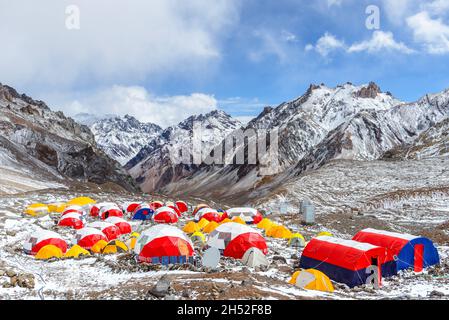 Camping avec tentes dans le camp de base d'Aconcagua (Plaza de Mulas) après la tempête de neige en décembre - Parc provincial d'Aconcagua, Mendoza, Argentine Banque D'Images