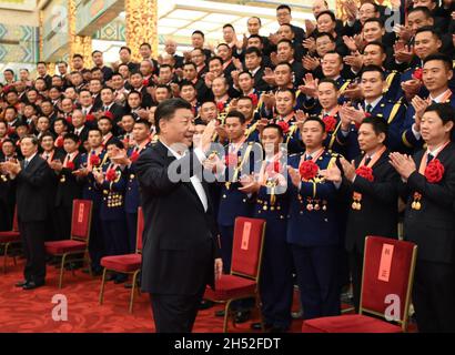 Pékin, Chine.05ème novembre 2021.(211106) -- BEIJING, 6 novembre 2021 (Xinhua) -- le président chinois Xi Jinping, également secrétaire général du Comité central du Parti communiste de Chine (PCC) et président de la Commission militaire centrale,Rencontre des représentants des modèles nationaux dans le domaine de la gestion des urgences et des gardiens loyaux dans le secteur de la lutte contre les incendies au Grand Hall du peuple de Beijing, capitale de la Chine, le 5 novembre 2021.Wang Huning, membre du Comité permanent du Bureau politique du Comité central du CPC et membre du Secrétariat du Comité central du CPC Banque D'Images