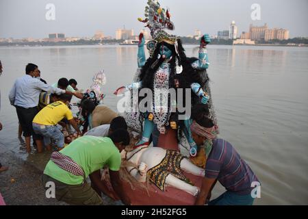 Howrah, Inde.05ème novembre 2021.Immersion de Kali idole dans le Gange à Howrah au milieu de la 2e année de la pandémie Covid-19.L'adoration de la déesse Kali en automne est un culte hindou annuel d'une journée.Il est célébré le jour de la nouvelle lune ou Dipannita Amavasya du mois hindou Kartik.(Photo de Biswarup Ganguly/Pacific Press) crédit: Pacific Press Media production Corp./Alay Live News Banque D'Images