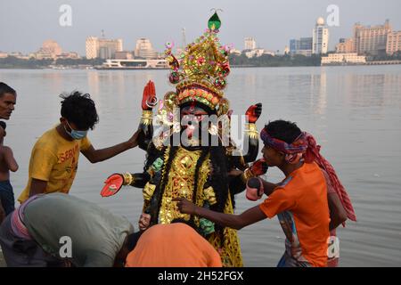 Howrah, Inde.05ème novembre 2021.Immersion de Kali idole dans le Gange à Howrah au milieu de la 2e année de la pandémie Covid-19.L'adoration de la déesse Kali en automne est un culte hindou annuel d'une journée.Il est célébré le jour de la nouvelle lune ou Dipannita Amavasya du mois hindou Kartik.(Photo de Biswarup Ganguly/Pacific Press) crédit: Pacific Press Media production Corp./Alay Live News Banque D'Images