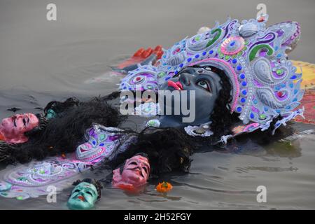 Howrah, Inde.05ème novembre 2021.L'idole de Kali semi-submergé lors de l'immersion dans le Gange à Howrah au milieu de la 2e année de la pandémie de Covid-19.L'adoration de la déesse Kali en automne est un culte hindou annuel d'une journée.Il est célébré le jour de la nouvelle lune ou Dipannita Amavasya du mois hindou Kartik.(Photo de Biswarup Ganguly/Pacific Press) crédit: Pacific Press Media production Corp./Alay Live News Banque D'Images