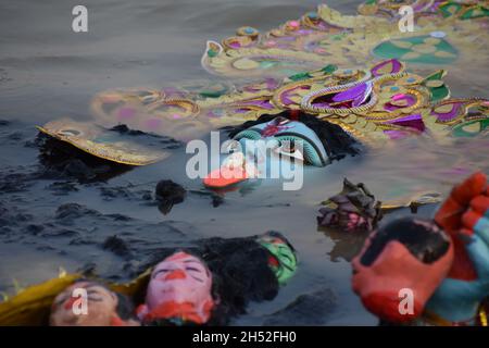 Howrah, Inde.05ème novembre 2021.L'idole de Kali semi-submergé lors de l'immersion dans le Gange à Howrah au milieu de la 2e année de la pandémie de Covid-19.L'adoration de la déesse Kali en automne est un culte hindou annuel d'une journée.Il est célébré le jour de la nouvelle lune ou Dipannita Amavasya du mois hindou Kartik.(Photo de Biswarup Ganguly/Pacific Press) crédit: Pacific Press Media production Corp./Alay Live News Banque D'Images