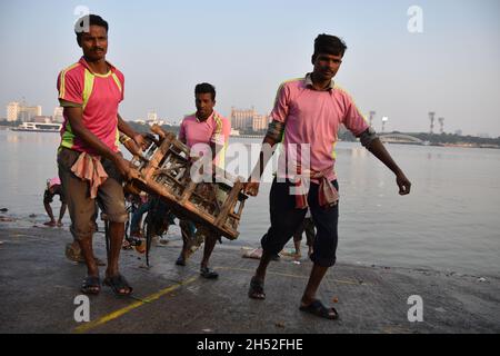 Howrah, Inde.05ème novembre 2021.Des hommes municipaux locaux collectent les restes de l'idole de Kali après l'immersion dans le Gange à Howrah au milieu de la 2e année de la pandémie de Covid-19.L'adoration de la déesse Kali en automne est un culte hindou annuel d'une journée.Il est célébré le jour de la nouvelle lune ou Dipannita Amavasya du mois hindou Kartik.(Photo de Biswarup Ganguly/Pacific Press) crédit: Pacific Press Media production Corp./Alay Live News Banque D'Images