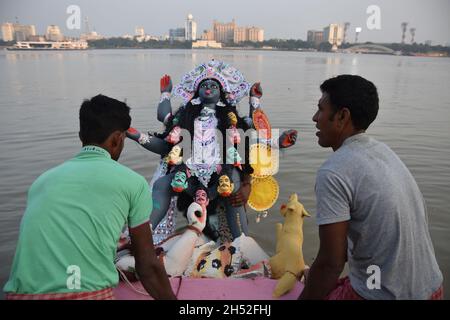 Howrah, Inde.05ème novembre 2021.Immersion de Kali idole dans le Gange à Howrah au milieu de la 2e année de la pandémie Covid-19.L'adoration de la déesse Kali en automne est un culte hindou annuel d'une journée.Il est célébré le jour de la nouvelle lune ou Dipannita Amavasya du mois hindou Kartik.(Photo de Biswarup Ganguly/Pacific Press) crédit: Pacific Press Media production Corp./Alay Live News Banque D'Images