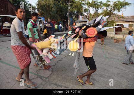 Howrah, Inde.05ème novembre 2021.Immersion de Kali idole dans le Gange à Howrah au milieu de la 2e année de la pandémie Covid-19.L'adoration de la déesse Kali en automne est un culte hindou annuel d'une journée.Il est célébré le jour de la nouvelle lune ou Dipannita Amavasya du mois hindou Kartik.(Photo de Biswarup Ganguly/Pacific Press) crédit: Pacific Press Media production Corp./Alay Live News Banque D'Images