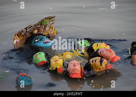 Howrah, Inde.05ème novembre 2021.L'idole de Kali semi-submergé lors de l'immersion dans le Gange à Howrah au milieu de la 2e année de la pandémie de Covid-19.L'adoration de la déesse Kali en automne est un culte hindou annuel d'une journée.Il est célébré le jour de la nouvelle lune ou Dipannita Amavasya du mois hindou Kartik.(Photo de Biswarup Ganguly/Pacific Press) crédit: Pacific Press Media production Corp./Alay Live News Banque D'Images