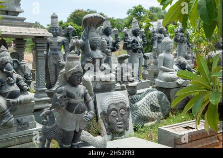 Mamallapuram, Inde - août 2021 : l'ancienne tradition de la sculpture en pierre est toujours vivante dans toute la ville. Banque D'Images