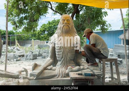 Mamallapuram, Inde - août 2021 : l'ancienne tradition de la sculpture en pierre est toujours vivante dans toute la ville. Banque D'Images