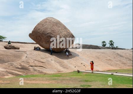 Mamallapuram, Inde - août 2021 : le Beurk ball de Krishna est un énorme rocher équilibré sur une petite colline près du temple en pierre de Ganesha Ratha Banque D'Images
