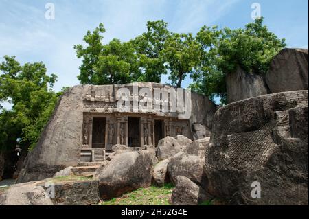 Mamallapuram, Inde - août 2021 : le site archéologique de Mamallapuram est célèbre pour les temples sculptés dans la pierre.Grotte de Thirumoortho. Banque D'Images