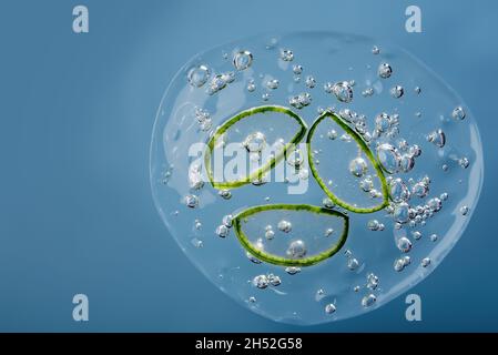 Texture de la tranche d'aloe vera avec du gel sur fond vert.Plante médicinale.Pose à plat.Vue de dessus.Plantes naturelles de médecine, soins de la peau, soins de santé et beauté concept de spa. Banque D'Images