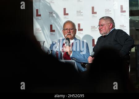 Wiggerl Hagn und Anselm Bilgri auf der Bühne.AM 05.11.21 fand im café Luitpold, à München, die Akademie der Muße satt.Zu Gast war der ehemalige Wiesn Wirggerl Hagn.Anselm Bilgri und Dr. Nikolaus Birkl sprachen mit ihm über Gelassenheit.* Wiggerl Hagn et Anselm Bilgri sur scène.Le 5 novembre 2021, l'Académie des loisirs a eu lieu au café Luitpold, à Munich.Le client était l'ancien propriétaire du restaurant Wiesn Wiggerl Hagn.Anselm Bilgri et le Dr Nikolaus Birkl lui ont parlé de sérénité.(Photo par Alexander Pohl/Sipa USA) crédit: SIPA USA/Alay Live News Banque D'Images